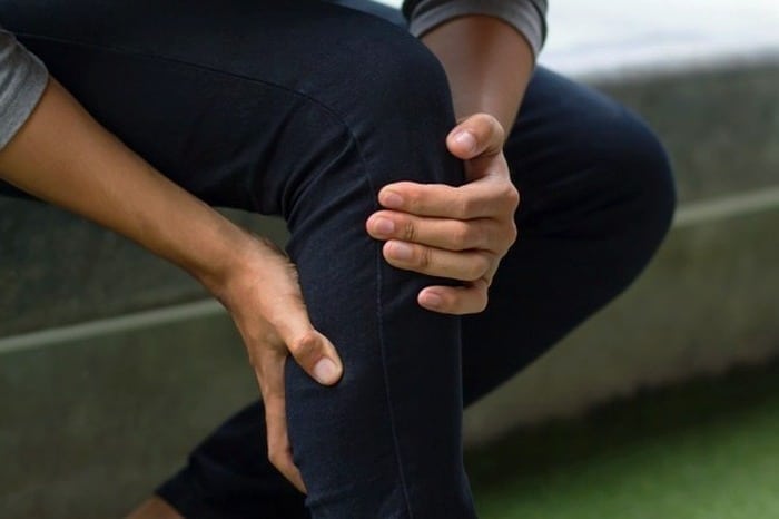 ورم ساق پا از نشانه های بیماری کبد است ورم ساق پا