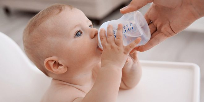 از چند ماهگی به نوزاد آب بدهیم 