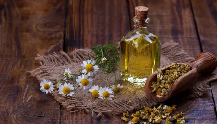 خواص روغن بابونه برای لک صورت